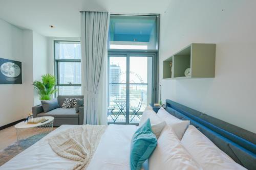 a bedroom with a bed and a living room at Stylish Retreat in Business Bay in Dubai