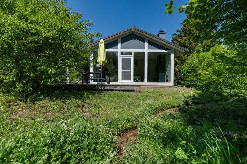 a small house with a porch and a lawn at 2 bis 4 Personen F2H1 in Ruhla