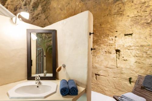 une salle de bain avec un lavabo et un miroir dans l'établissement La Petite Perrière Gite, à Doué-la-Fontaine