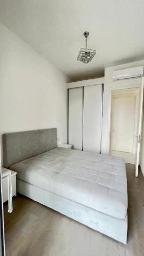 a bedroom with a large white bed in a room at Apartment Del Mare in Boreti