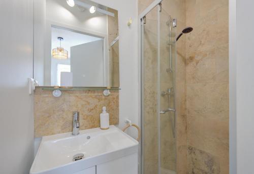 a bathroom with a sink and a shower with a mirror at Le City - 800 m Gare - Hyper Centre - WiFi- Climatisé in Tours