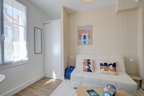 a living room with a white couch and a table at Le City - 800 m Gare - Hyper Centre - WiFi- Climatisé in Tours