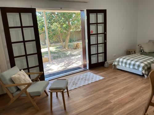 Una cama o camas en una habitación de Sunset Break Apartments - 1 x 2 Bedroom Upstairs and 1 x 2 Bedroom Downstairs
