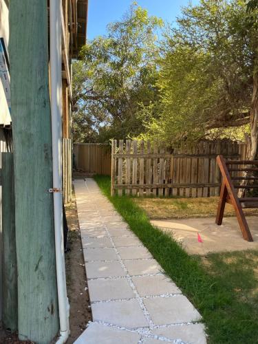 Un jardín fuera de Sunset Break Apartments - 1 x 2 Bedroom Upstairs and 1 x 2 Bedroom Downstairs