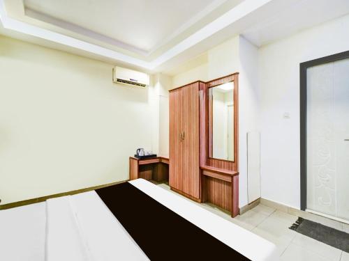 a room with a mirror and a door at Super Townhouse Red Hills Lakdikapul Formerly Sitara Grand in Hyderabad