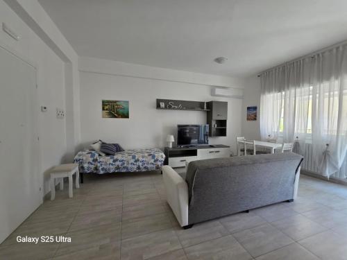 a living room with a couch and a table with a microwave at Calliope in Terracina