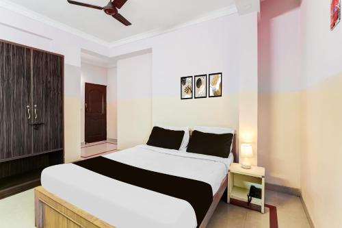 a bedroom with two beds and a ceiling fan at Super Collection O Yeshwantpur Formerly Sunder Nivas in Bangalore