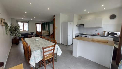 Il comprend une cuisine et une salle à manger avec une table et des chaises. dans l'établissement Gîte familial proche d'Amboise, à Souvigny-de-Touraine