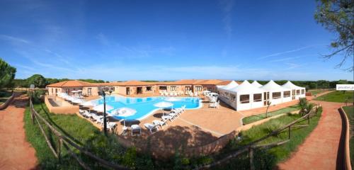 an image of a resort with a swimming pool at Ein Zimmer Wohnung 3 P Baia Dei Mirti in Vignola Mare