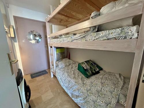 une chambre avec deux lits superposés et un lit dans l'établissement Appart Studio cabine 4 couchages ST CYPRIEN PLAGE SC270-070, à Saint Cyprien Plage