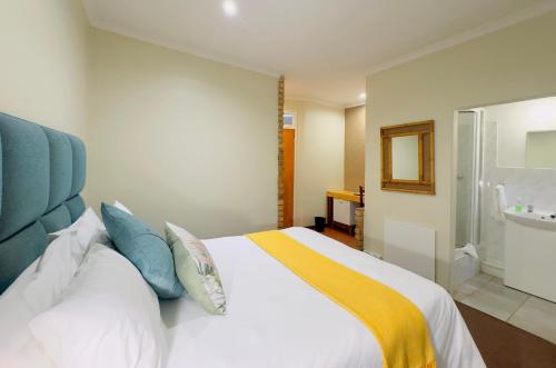 Ένα ή περισσότερα κρεβάτια σε δωμάτιο στο Centurion Guest House and Lodge