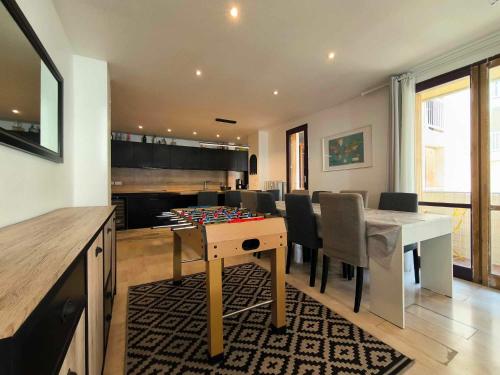 une cuisine et une salle à manger avec une table et des chaises dans l'établissement Appartement spacieux, parking, climatisation, rétroprojecteur, à Avignon