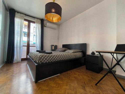 une chambre avec un lit et une table dedans dans l'établissement Appartement spacieux, parking, climatisation, rétroprojecteur, à Avignon