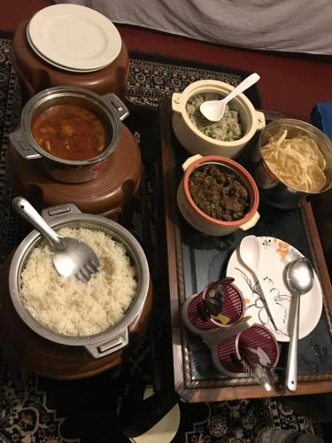 een dienblad met rijst en kommen met voedsel bij DI Heritage in Kodaikānāl