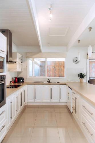 Dapur atau dapur kecil di Blairgowrie Relaxing Coastal Retreat with Spa