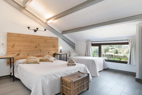 una camera da letto con due letti e una grande finestra di Finca encanto ad Arcos de la Frontera