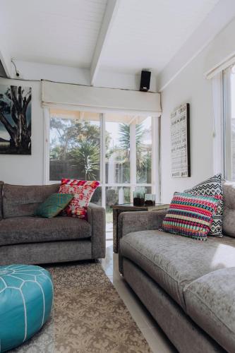 Ruang duduk di Blairgowrie Relaxing Coastal Retreat with Spa