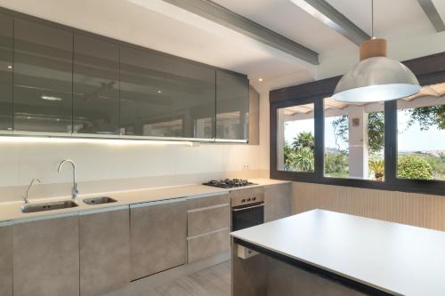 una cucina con un grande bancone bianco e un lavandino di Finca encanto ad Arcos de la Frontera