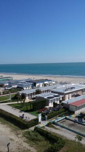 an aerial view of a beach with buildings and the ocean at Abahotel in Milano Marittima