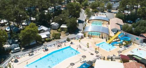 une vue aérienne d'une piscine dans un complexe hôtelier dans l'établissement Mobil home les Embruns, à Lège-Cap-Ferret