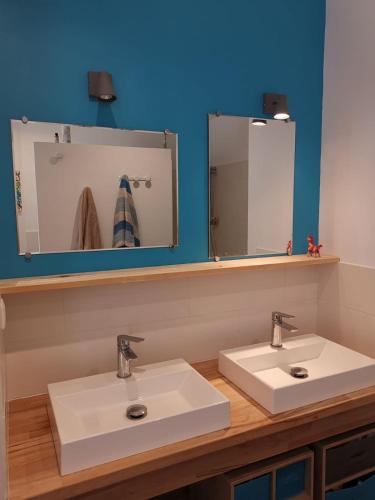 une salle de bain avec deux lavabos et un miroir dans l'établissement Maison de charme, à 2 pas du centre ville de Valence - Drome, à Valence
