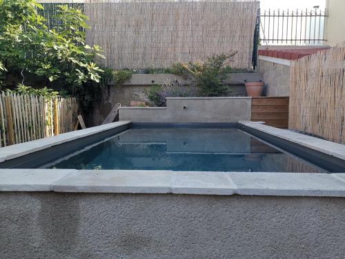 - une petite piscine d'eau dans un jardin dans l'établissement Maison de charme, à 2 pas du centre ville de Valence - Drome, à Valence