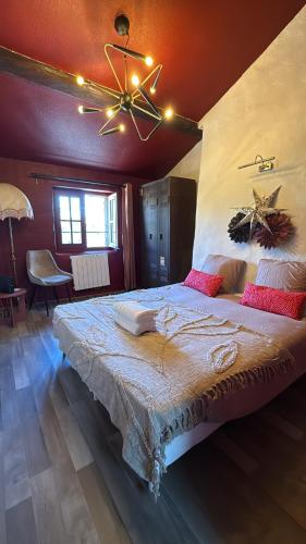 une chambre avec un grand lit avec un plafond dans l'établissement Kuriosis - Central & Elegant, à Riom