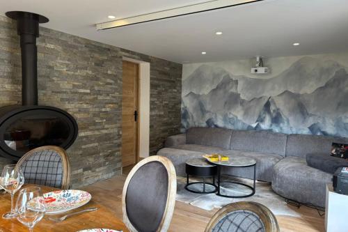 un salon avec un canapé et une cheminée dans l'établissement Chalet Bossons - Welkeys, à Chamonix-Mont-Blanc