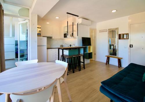 Køkken eller tekøkken på Hauzify I Apartament Nàutic