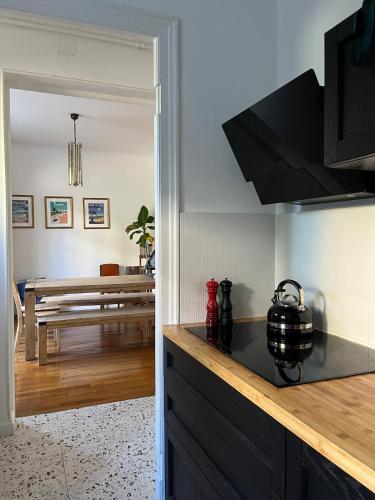 - une cuisine avec un comptoir et une bouilloire dans l'établissement Villa belle époque idéalement située plage et centre ville, à Saint-Raphaël