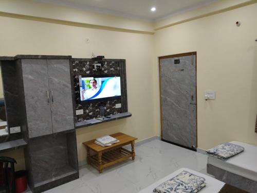 TV a/nebo společenská místnost v ubytování Hotel Dev Inn Ayodhya