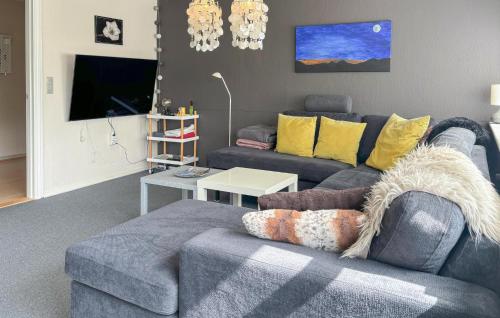 a living room with a couch and a table at Gorgeous Home In Spøttrup With Wifi in Spottrup