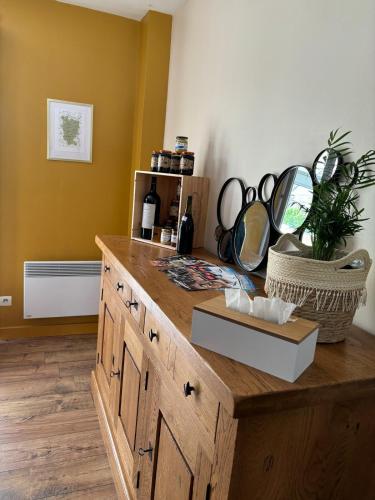 - une cuisine avec une commode en bois et un comptoir dans l'établissement Le Morvan Cocon, à La Roche-en-Brenil