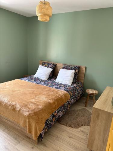 une chambre avec un lit avec deux oreillers dessus dans l'établissement Le Morvan Cocon, à La Roche-en-Brenil