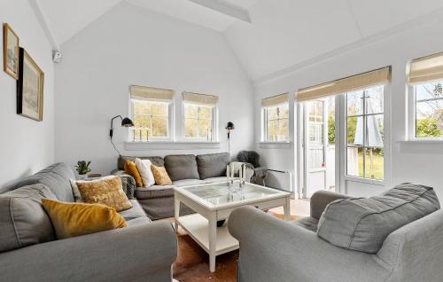 Χώρος καθιστικού στο Lovely Home In Vejby With Sauna