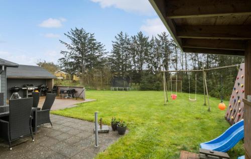 Κήπος έξω από το 4 Bedroom Cozy Home In Hjørring