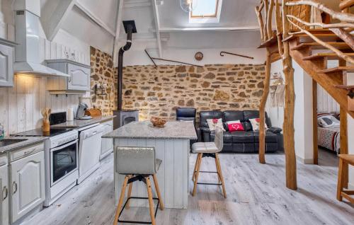 - une cuisine et un salon avec un canapé en arrière-plan dans l'établissement Superbe Maison Piscine Privée, à Payzac