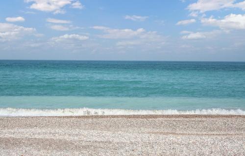 a rocky beach with the ocean in the background at 2 Bedroom Gorgeous Apartment In Moncofa in Moncófar