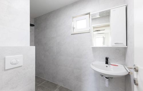 Bilik mandi di Stunning Home In Blato Na Cetini