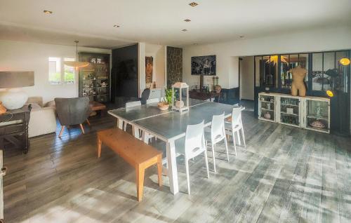une salle à manger et un salon avec une table et des chaises dans l'établissement Lovely Home In Cornillon, à Cornillon