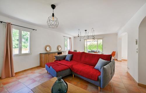 - un salon avec un canapé rouge au milieu dans l'établissement Amazing Home In Orsan, à Orsan