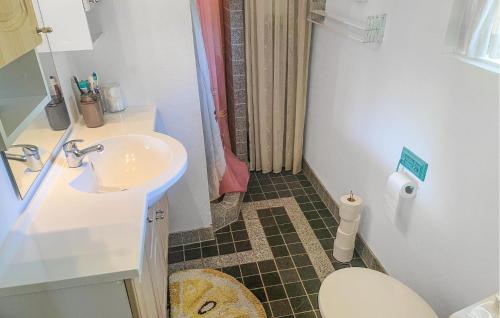 Bilik mandi di 3 Bedroom Awesome Home In Rørvig