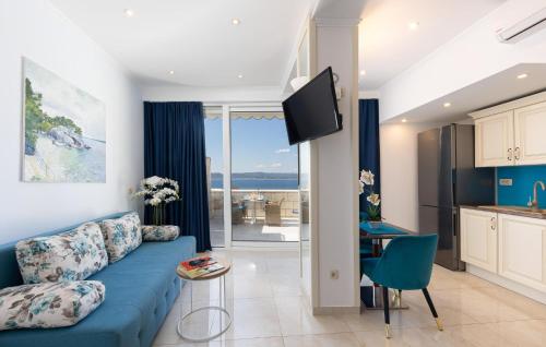 Et tv og/eller underholdning på 1 Bedroom Stunning Apartment In Brela