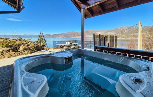 Un jacuzzi con vista al agua en 4 Bedroom Stunning Home In Hebnes, en Hebnes