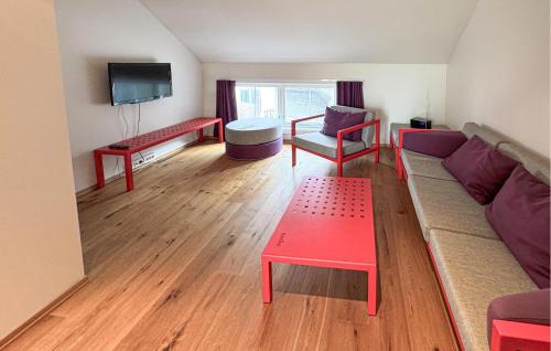 Televisyen dan/atau pusat hiburan di Cozy Apartment In Søgne With Wifi