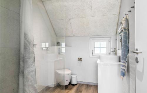 Bilik mandi di Lovely Home In Ulfborg With Sauna
