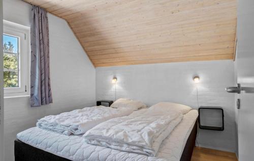 Katil atau katil-katil dalam bilik di Lovely Home In Ulfborg With Sauna