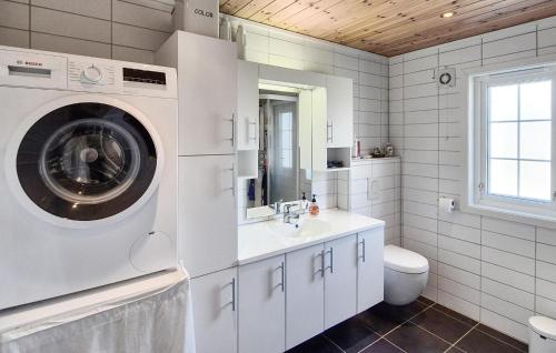 Un baño de 4 Bedroom Stunning Home In Hebnes
