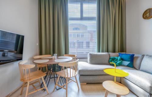Μια τηλεόραση ή/και κέντρο ψυχαγωγίας στο 1 Bedroom Stunning Apartment In Gizycko