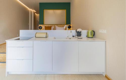 Παροχές για τσάι/καφέ στο 1 Bedroom Stunning Apartment In Gizycko